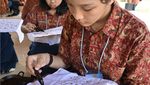 Serunya Murid SMP Labschool Jakarta Belajar di Lapangan: Membatik-Buat Angklung