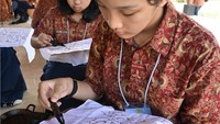 Peserta didik kelas VIII berkesempatan untuk mengunjungi dan mempelajari produksi gula di satu-satunya pabrik gula Yogyakarta, dan salah satu momen yang tak terlupakan bagi peserta didik adalah belajar membatik pada Hari Batik Nasional, 2 Oktober 2024 lalu. Foto: (Dokumentasi SMP Labschool Jakarta)