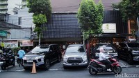 Pada masa kolonial Belanda, jalan ini dikenal dengan nama Laan Holla. Nama ini diambil dari bahasa Belanda dan memiliki kaitan dengan sejarah migrasi di kawasan Jakarta.  