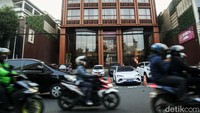 Dahulu, Jalan Sabang merupakan kawasan perdagangan yang ramai. Banyak toko dan bangunan tua yang berdiri di sepanjang jalan ini.  