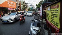Kini, kawasan Sabang menjadi tempat kuliner dan didirikan kafe-kafe, minimarket, sampai hotel.   