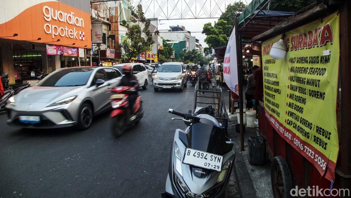 Wisata kuliner di Jalan Sabang, Jakarta sudah melegenda sejak masa lampau. Namun kondisi jalanan masih tampak semrawut, terutama di jam pulang kerja.