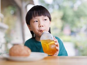Catat Moms, Ini Alasan Anak Tak Dianjurkan Minum Teh setelah Makan
