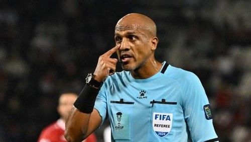 Omani match referee Ahmed al-Kaf gestures during the Qatar 2023 AFC Asian Cup Group B football match between Uzbekistan and Syria at the Jassim bin Hamad Stadium in Doha on January 13, 2024. (Photo by HECTOR RETAMAL / AFP)