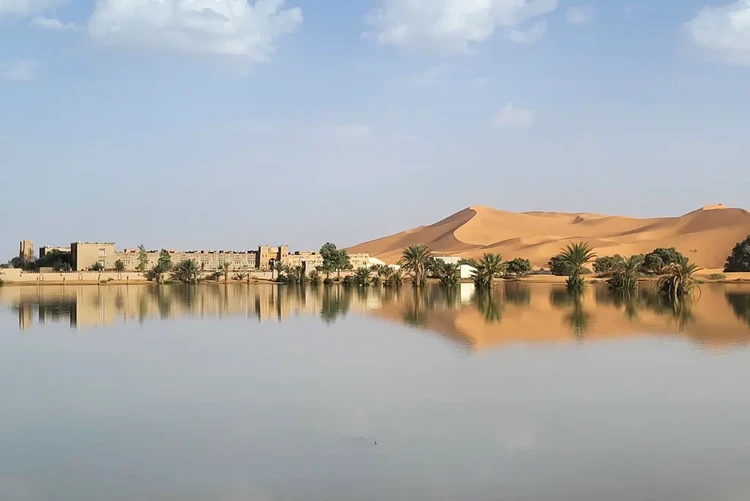 Air membanjiri Gurun Sahara dan mengisi danau yang sudah setengah abad kering. Air membanjiri Gurun Sahara dan mengisi danau yang sudah setengah abad kering.