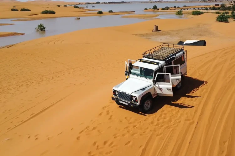 Air membanjiri Gurun Sahara dan mengisi danau yang sudah setengah abad kering. Air membanjiri Gurun Sahara dan mengisi danau yang sudah setengah abad kering.