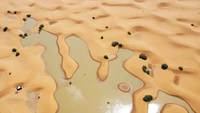 Danau Iriqui, dasar danau antara Zagora dan Tata yang telah kering selama 50 tahun, terisi oleh curah hujan dalam gambar dari satelit NASA. Wilayah Merzouga juga diguyur hujan lebat. Foto: AP via New York Post