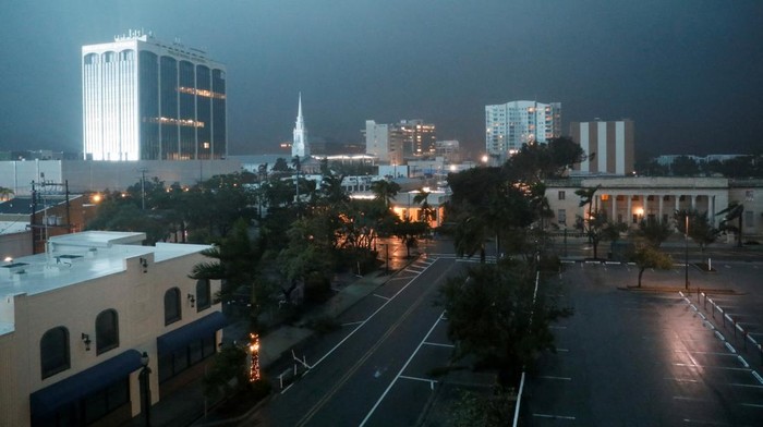 Badai Milton menerjang daratan Florida, Amerika Serikat, pada Rabu (9/10) malam. Badai tersebut membawa angin kencang, hujan, serta gulungan badai.