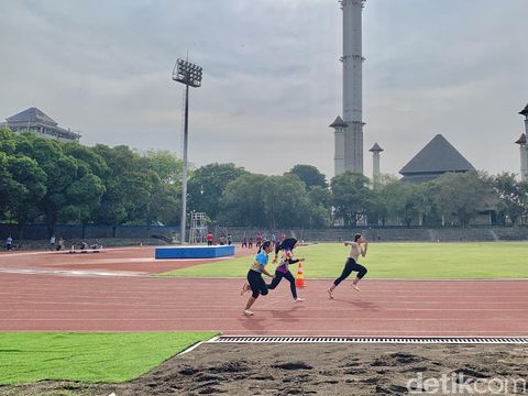 Atlet disabilitas Karisma Evi Tiarani (23) saat berlatih di Stadion Sriwedari Kota Solo, Kamis (3/10/2024).