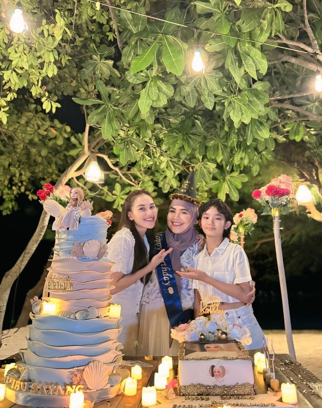 Ayu juga tampaknya sudah menyiapkan kue ulang tahun spesial berukuran cukup besar untuk ibunya tersebut. Tak lupa ia pun berpose bertiga bersama ibu dan anaknya, Bilqis. Foto: Instagram/@ayutingting92