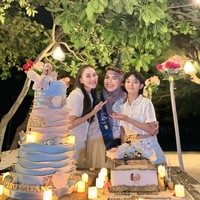 Ayu juga tampaknya sudah menyiapkan kue ulang tahun spesial berukuran cukup besar untuk ibunya tersebut. Tak lupa ia pun berpose bertiga bersama ibu dan anaknya, Bilqis. Foto: Instagram/@ayutingting92
