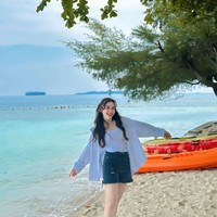 Selama berlibur di pulau Ayu tampil simpel. Rambut panjangnya pun seringkali hanya dibiarkan terurai dan diikat setengah. Seperti dalam foto, Ayu tampak memadukan tanktop putuh dengan kemeja dan celana jeans pendek. Foto: Instagram/@ayutingting92