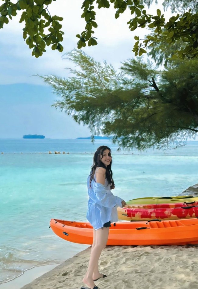 Meski simpel, namun sandal hitam yang kerap dikenakan Ayu selama berlibur di pulau itu rupanya berasal dari merek mewah Hermes. Oran Sandal tersebut diperkirakan harganya mencapai Rp 12 juta. Foto: Instagram/@ayutingting92