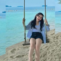 Penampilan Ayu yang bak ABG pun banjir pujian netizen. Meski tak mengenakan makeup berlebih, wanita 32 tahun itu tetap terlihat cantik natural. Foto: Instagram/@ayutingting92