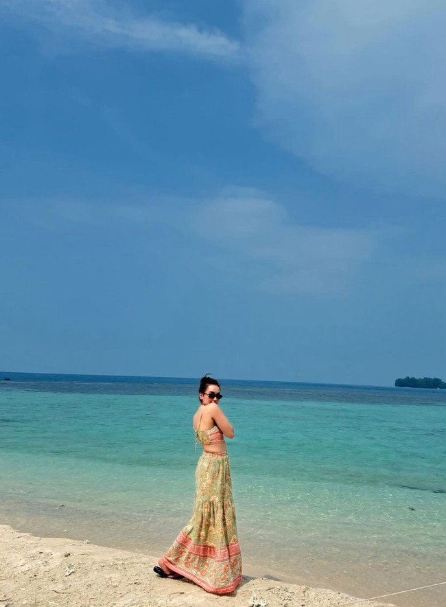 Ayu juga tampil seksi kala mengenakan set rok berupa atasan crop top tali spaghetti dan rok panjang bermotif warna merah dan hijau. Penampilannya kemudian dilengkapi dengan kaca mata hitam. Foto: Instagram/@ayutingting92