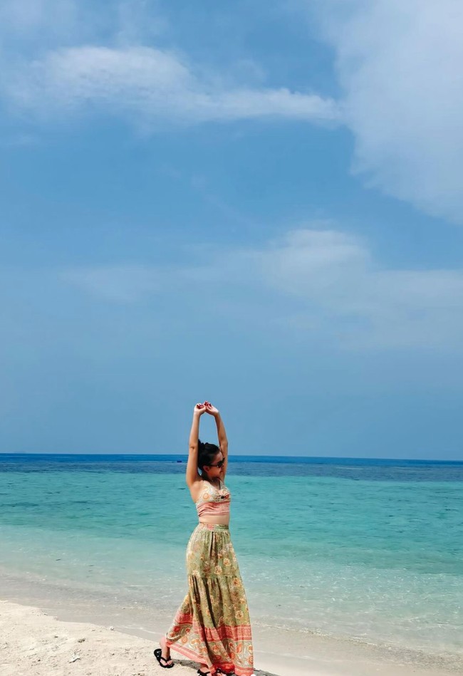 Ayu tampil santai dengan rambut yang hanya dicepol ke atas. Setelan yang dikenakannya pun tampak membuat perut rata Ayu terlihat. Foto: Instagram/@ayutingting92