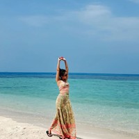 Ayu tampil santai dengan rambut yang hanya dicepol ke atas. Setelan yang dikenakannya pun tampak membuat perut rata Ayu terlihat. Foto: Instagram/@ayutingting92