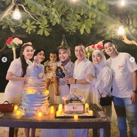 Ayu Ting Ting dan keluarga beberapa waktu lalu bertolak ke Kepulauan Seribu. Tak hanya sekedar berlibur, kepergian Ayu dan keluarganya itu sekaligus untuk merayakan ulang tahun ibunda, Umi Kalsum. Foto: Instagram/@ayutingting92