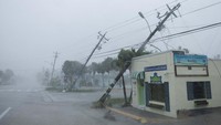 Tiang listrik yang patah akibat hembusan angin kencang terlihat saat Badai Milton mendekati Fort Myers, Florida, AS, Rabu (9/10/2024).  