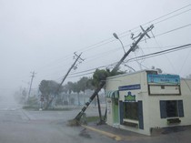 Badai Hilton Bikin Tiang Listrik Patah dan SPBU Rusak