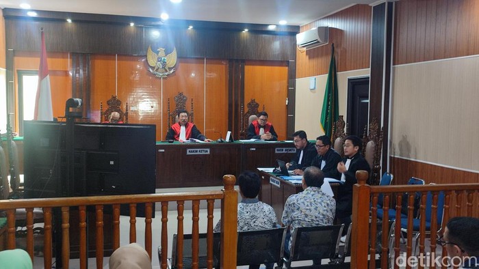 Bagio Wilujeng dan Djoko Purnomo menjalankan sidang eksepsi atas dakwaan pemalsuan dokumen dan penyerobotan lahan PT GPU di PN Lubuklinggau