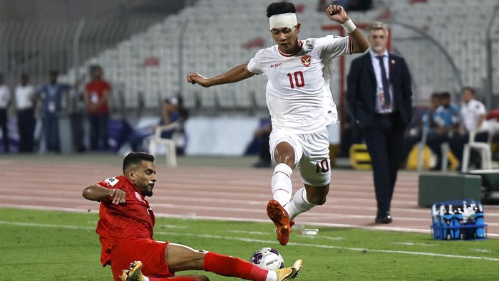 Soccer Football - World Cup - Asian Qualifiers - Third Round - Group C - Bahrain v Indonesia - Bahrain National Stadium, Riffa, Bahrain - October 10, 2024 Indonesias Risaldi Malik in action with Bahrains Amine Benaddi REUTERS/Hamad I Mohammed