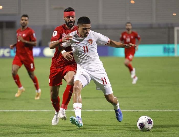Soccer Football - World Cup - Asian Qualifiers - Third Round - Group C - Bahrain v Indonesia - Bahrain National Stadium, Riffa, Bahrain - October 10, 2024 Bahrains Waleed Al Hayam in action with Indonesias Ragnar Oratmangoen REUTERS/Hamad I Mohammed