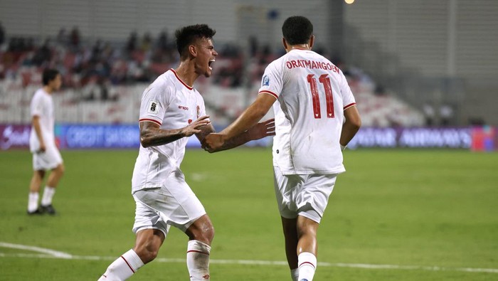 Soccer Football - World Cup - Asian Qualifiers - Third Round - Group C - Bahrain v Indonesia - Bahrain National Stadium, Riffa, Bahrain - October 10, 2024 Indonesias Ragnar Oratmangoen celebrates scoring their first goal with Mees Hilgers REUTERS/Hamad I Mohammed