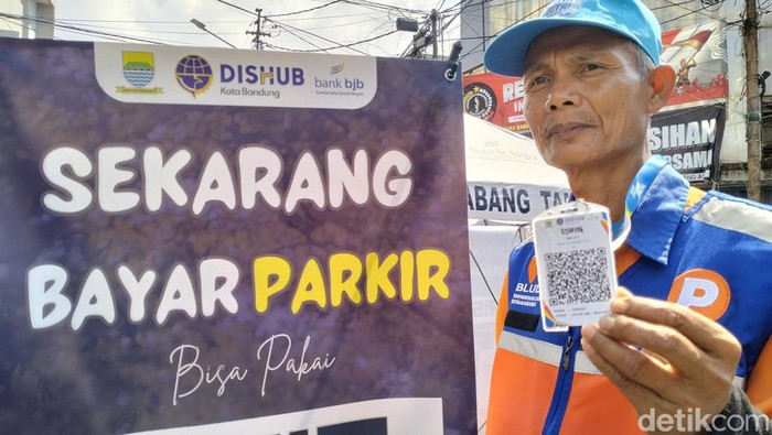 Bayar parkir di Bandung pakai QRIS.