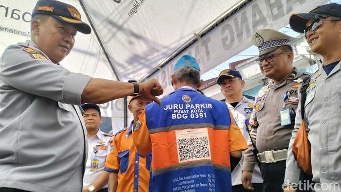 Bayar parkir di Bandung pakai QRIS.
