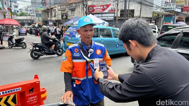 Bayar parkir di Bandung pakai QRIS.