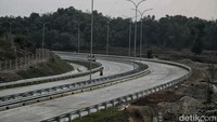 Suasana pengerjaan proyek Jalan Tol Jakarta-Cikampek (Japek) II Selatan di kawasan Jalan Sukabungah, Bojongmangu, Kabupaten Bekasi, Jawa Barat, Kamis (10/10/2024).  
