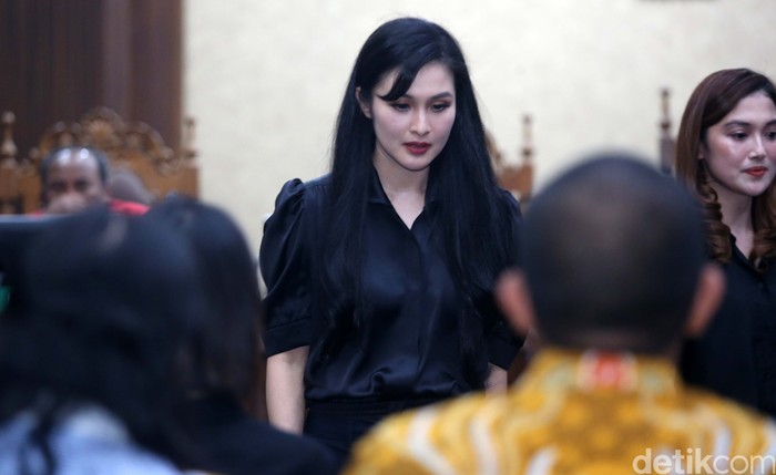 Sandra Dewi bersaksi di sidang kasus korupsi pengelolaan timah untuk suaminya, Harvey Moeis. Sandra Dewi menyebut Harvey suami tercinta dalam sidang.