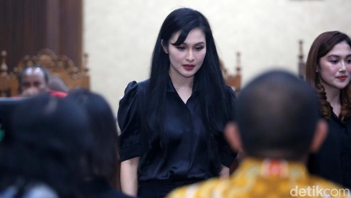 Sandra Dewi bersaksi di sidang kasus korupsi pengelolaan timah untuk suaminya, Harvey Moeis. Sandra Dewi menyebut Harvey suami tercinta dalam sidang.