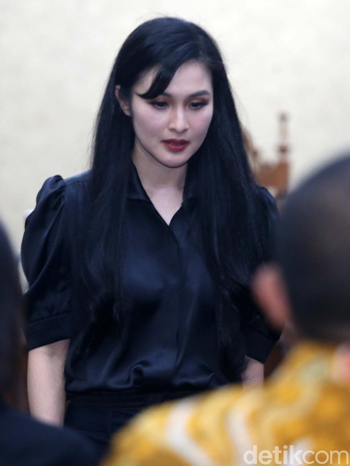 Sandra Dewi bersaksi di sidang kasus korupsi pengelolaan timah untuk suaminya, Harvey Moeis. Sandra Dewi menyebut Harvey suami tercinta dalam sidang.