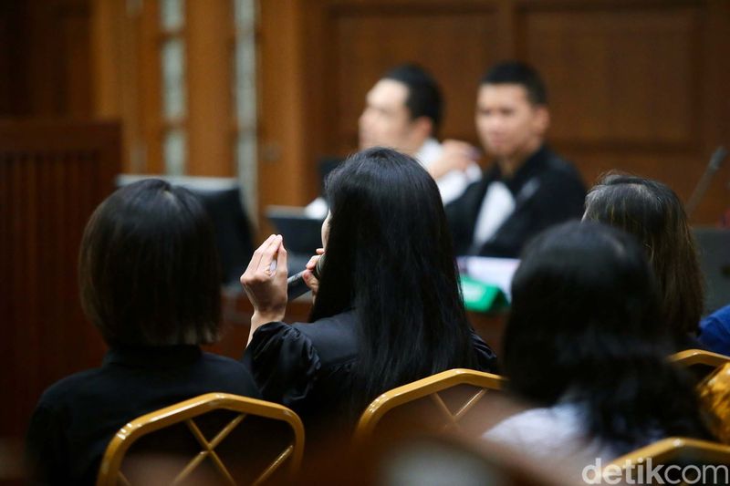 Sandra Dewi bersaksi di sidang kasus korupsi pengelolaan timah untuk suaminya, Harvey Moeis. Sandra Dewi menyebut Harvey 'suami tercinta' dalam sidang.