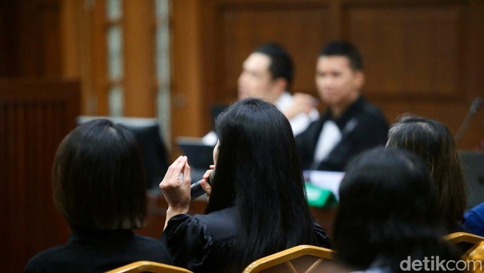 Sandra Dewi bersaksi di sidang kasus korupsi pengelolaan timah untuk suaminya, Harvey Moeis. Sandra Dewi menyebut Harvey suami tercinta dalam sidang.