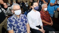 Harvey Moeis bersama sejumlah pihak lain didakwa merugikan keuangan negara sejumlah Rp300,003 triliun terkait dengan kasus dugaan tindak pidana korupsi dalam pengelolaan tata niaga komoditas timah di wilayah IUP di PT Timah Tbk tahun 2015-2022.  