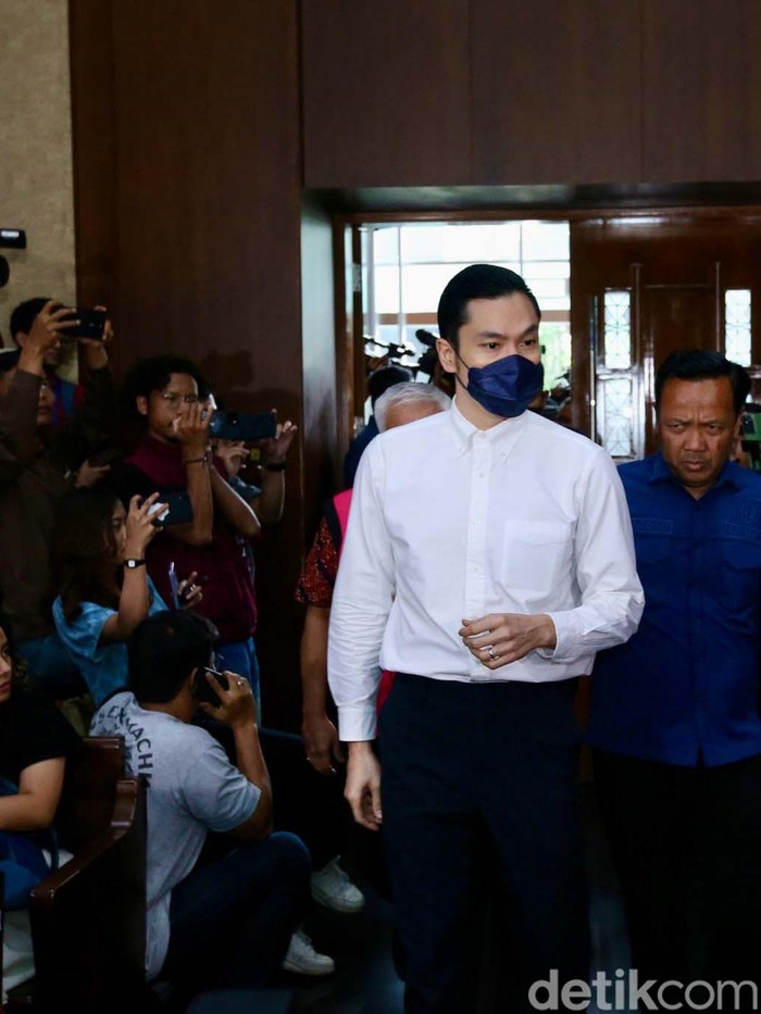 Bersaksi di Sidang Korupsi, Sandra Dewi Sebut Harvey Moeis Suami Tercinta Sandra Dewi bersaksi di sidang kasus korupsi pengelolaan timah untuk suaminya, Harvey Moeis. Sandra Dewi menyebut Harvey suami tercinta dalam sidang.