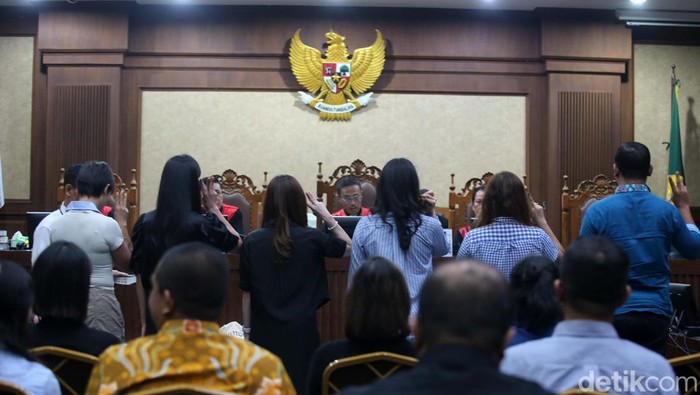 Bersaksi di Sidang Korupsi, Sandra Dewi Sebut Harvey Moeis Suami Tercinta Sandra Dewi bersaksi di sidang kasus korupsi pengelolaan timah untuk suaminya, Harvey Moeis. Sandra Dewi menyebut Harvey 'suami tercinta' dalam sidang.