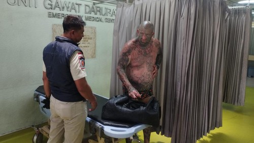 Satpol PP Badung berusaha menenangkan Barry di UGD RS Prof Ngoerah Denpasar, Kamis (10/10/2024). (Dok. Satpol PP Badung)