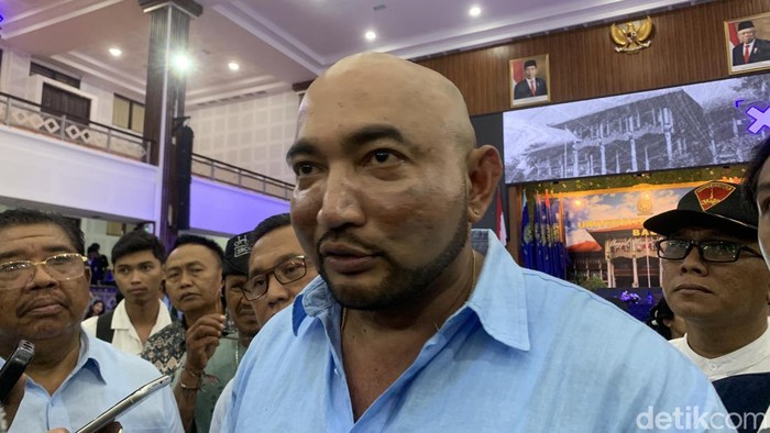Cagub Bali nomor urut 1, Made Muliawan Arya alias De Gadjah, di Universitas Udayana, Jimbaran, Badung, Kamis (10/10/2024). (Foto: Rizky Setyo/detikBali)