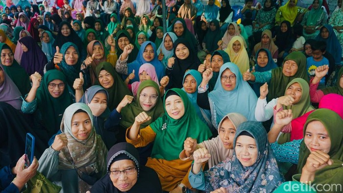 Cagub NTB, Sitti Rohmi Djalillah, tatkala berkampanye di Kecamatan Sakra Timur, Lombok Timur, Kamis (10/10/2024). (Helmy Akbar/detikBali)