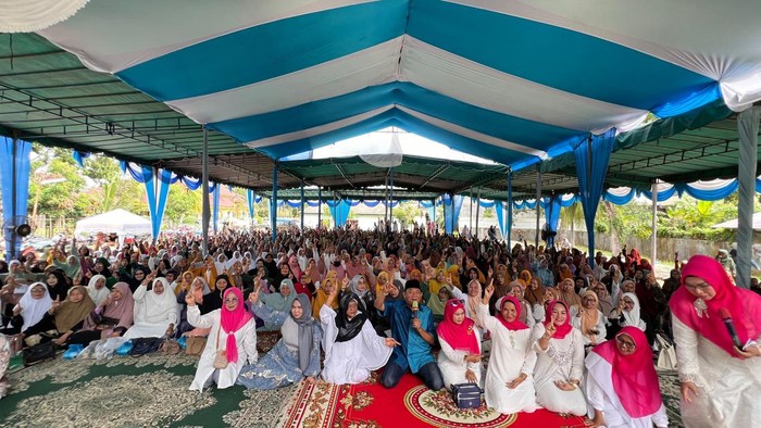 Calon Bupati Langkat Syah Afandin dan wakilnya Tiorita Br Surbakti saat di Kecamatan Babalan (Dok. Istimewa)