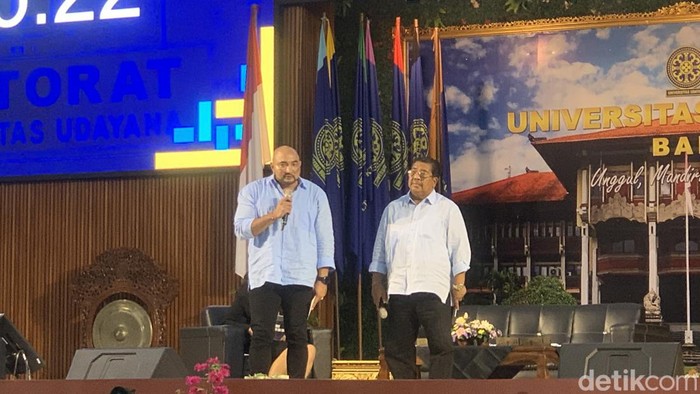 Calon gubernur dan wakil gubernur Bali nomor urut 1, Made Muliawan Arya dan Putu Agus Suradnyana (Mulia-PAS), saat uji publik Pilkada 2024 di Kampus Unud, Jimbaran, Badung, Kamis (10/10/2024). (Foto:Rizki Setyo/detikBali)