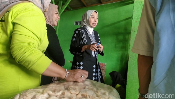 Calon Wakil Bupati Garut Putri Karlina saat berkunjung di rumah produksi Boci Nonon.