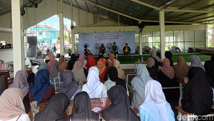 Calon Wakil Wali Kota Tasikmalaya nomor urut 5, Aminudin Bustomi saat berdiskusi dengan gen Z.