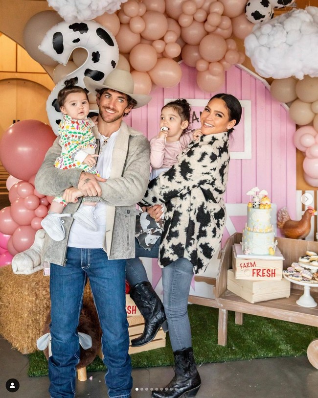 Saat video Cassie dipukuli secara brutal oleh Sean Diddy Combs atau P Diddy viral, suami model, aktris dan penyanyi itu langsung bersuara memberikan dukungan. “Pria yang memukuli wanita bukanlah pria. Pria yang tidak bisa melindungi bukanlah pria. Sebagai pria, kekerasan terhadap wanita tidak seharusnya dilakukan. Istri, anak perempuan, saudara perempuan, dan ibu kita seharusnya dilindungi dan dicintai,” tegas suami Cassie Ventura, Alex Fine. Foto: Dok. instagram.com/cassie