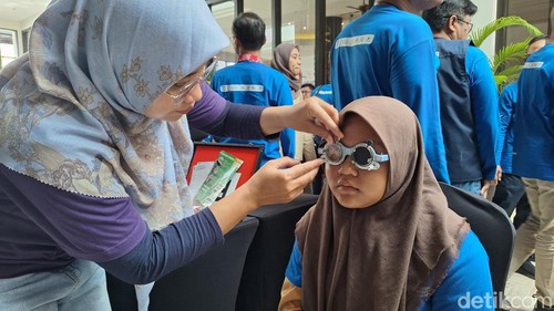 Ilustrasi salah satu siswi di Kota Mataram cek mata gratis di Hotel Astoria, Kota Mataram, Kamis (10/10/2024).