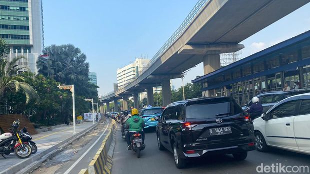Demo di depan Kemenkes bubar, lalu lintas Jalan Rasuna Said, Kuningan, Jaksel kembali terurai.
